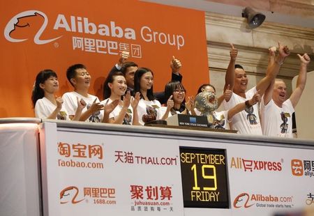 © Reuters. Alibaba representatives applaud as the opening bell of the New York Stock Exchange is rung, before the initial public offering (IPO) of Alibaba Group Holding Ltd under the ticker "BABA" in New York