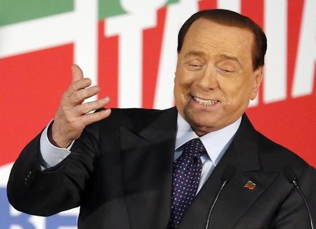 © Reuters. Forza Italia leader Berlusconi gestures as he speaks during a party rally in Milan