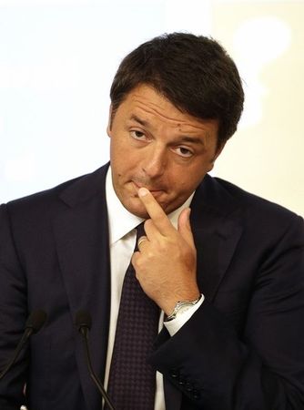 © Reuters. Italy's PM Renzi gestures during a news conference in Rome