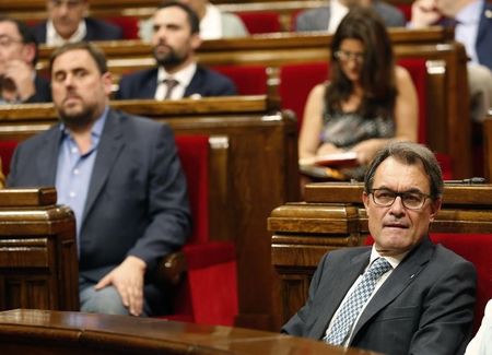 © Reuters. El Parlamento catalán aprueba la ley de consultas con amplia mayoría