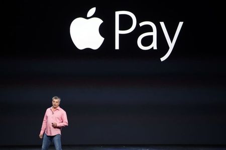 © Reuters. Eddy Cue, Apple's senior vice president of Internet Software and Service, introduces Apple Pay during an Apple event at the Flint Center in Cupertino