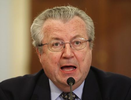 © Reuters. Former president of Shell Oil John Hofmeister testifies at a House Committee hearing in Washington