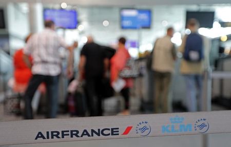 © Reuters. Passengers wait at check-in counters during Air France one-week strike at Marseille airport