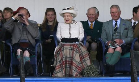 © Reuters. Rainha Elizabeth e príncipe Charles em evento na Escócia 