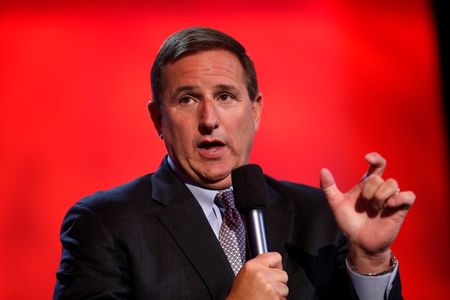 © Reuters. File photo of Oracle President Mark Hurd delivering a keynote during Oracle OpenWorld 2012 in San Francisco