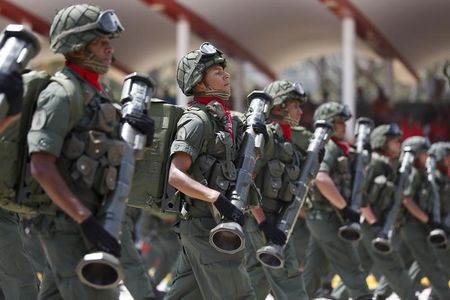 © Reuters. Venezuelan soldiers march during a military parade to commemorate the first anniversary of the death of Venezuela's late president Hugo Chavez in Caracas