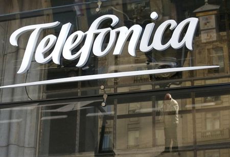 © Reuters. Reflections are seen on a logo of Spain's telecommunications giant Telefonica in Madrid