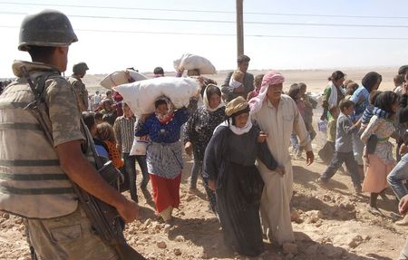 © Reuters. تركيا تقول ان 45 ألف كردي سوري عبروا حدودها خلال يوم واحد