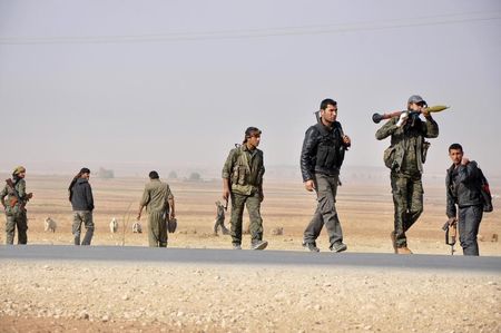 © Reuters. المرصد السوري:أكثر من 300 مقاتل كردي دخلوا سوريا عبر تركيا