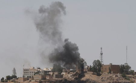 © Reuters. النيران تشتعل بمبنى التلفزيون اليمني مع استمرار الاشتباكات بالعاصمة