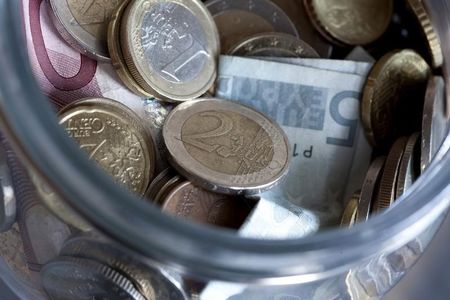 © Reuters. Euro coins are seen in this photo illustration taken in Budapest