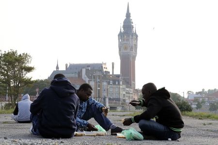 © Reuters. Francia y Reino Unido acuerdan medidas para atajar inmigración en el Canal
