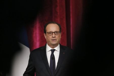 © Reuters. France's President Hollande attends a joint news conference at the Elysee Palace in Paris