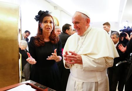 © Reuters. Pope Francis talks with Argentina's President Fernandez de Kirchner during a private audience at the Vatican