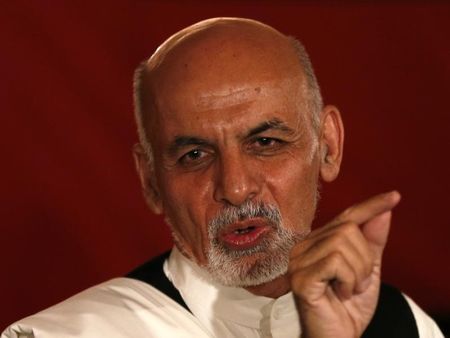 © Reuters. مساعدون: مرشحا الرئاسة الأفغانية يتوصلان إلى اتفاق لتقاسم السلطة