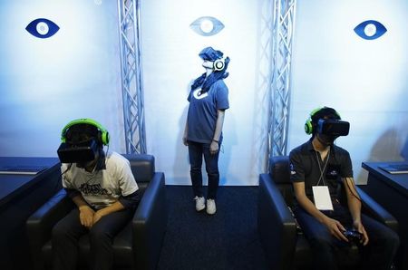 © Reuters. People try out Oculus VR's headset Oculus rift development kit 2 at its booth in Tokyo Game Show 2014 in Makuhari