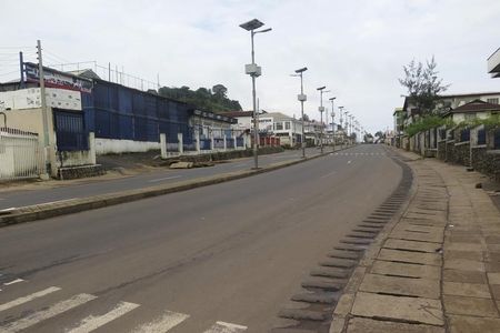 © Reuters. An empty street is seen at the start of a three-day national lockdown in Freetown