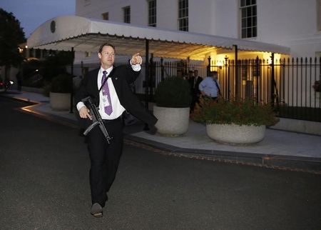 © Reuters. جهاز الخدمة السرية الأمريكي يعزز الأمن حول البيت الأبيض بعد اختراق