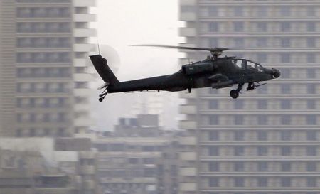 © Reuters. البنتاجون: أمريكا تسلم مصر عشر طائرات هليكوبتر أباتشي