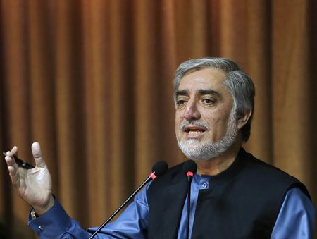 © Reuters. طرفا انتخابات الرئاسة الأفغانية المتنازعان يتأهبان للتوقيع على اتفاق تشكيل حكومة وحدة