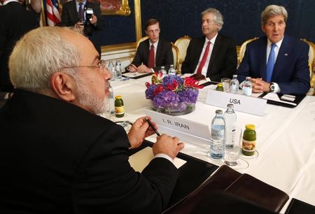 © Reuters. Iran's Foreign Minister Zarif holds a bilateral meeting with U.S. Secretary of State Kerry in Vienna