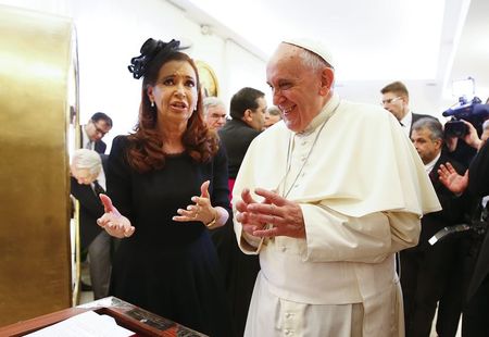 © Reuters. La presidenta de Argentina dice haber recibido amenazas de Estado Islámico