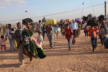 © Reuters. الدولة الاسلامية تضيق الخناق على بلدة سورية واللاجئون يتدفقون على تركيا