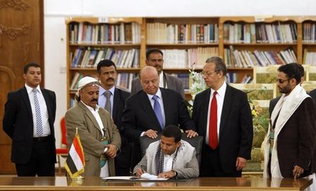 © Reuters. توقيع اتفاق بين أحزاب يمنية والحوثيين لانهاء القتال وتشكيل حكومة جديدة