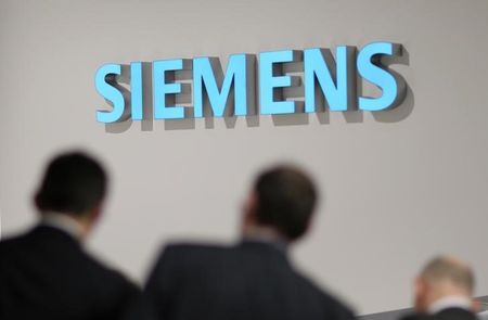 © Reuters. The Siemens logo is seen during the IFA Electronics show in Berlin