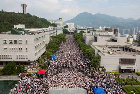 © Reuters. Estudantes e professores participam de manifestação na Universidade Chinesa de Hong Kong