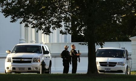 © Reuters. Membros do Serviço Secreto dos EUA perto de uma das entradas da Casa Branca, em Washington