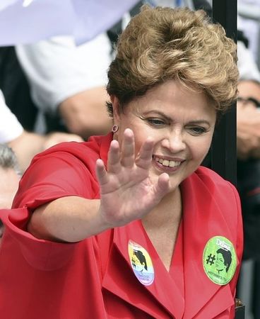 © Reuters. البرازيليون يصوتون في جولة الإعادة لانتخابات الرئاسة