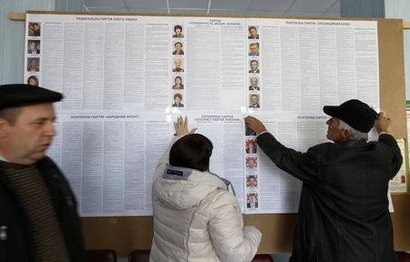 © Reuters. بدء التصويت في انتخابات برلمانية يرجح أن تعزز قبضة رئيس أوكرانيا