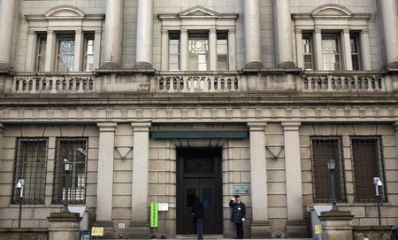 © Reuters. A security guard salutes at the entrance of the Bank of Japan building in Tokyo