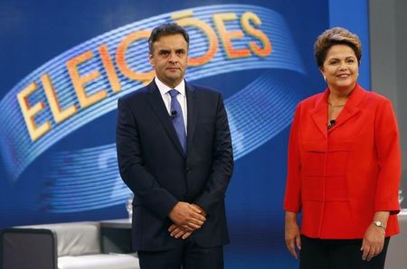 © Reuters. Rousseff llega con leve ventaja frente a su opositor Neves a las elecciones