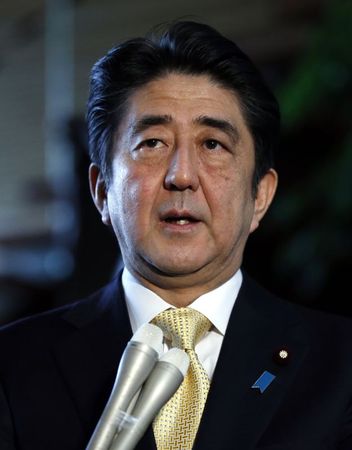 © Reuters. استطلاع: شعبية رئيس الوزراء الياباني تتراجع بعد استقالة وزيرتين