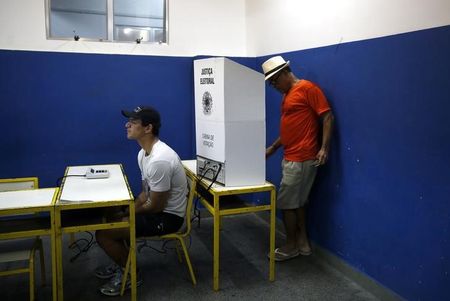 © Reuters. Homem vota em escola da favela da Rocinha no Rio de Janeiro