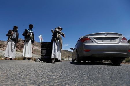 © Reuters. Shi'ite Houthi rebels man a checkpoint in Yareem town of Yemen's central province of Ibb