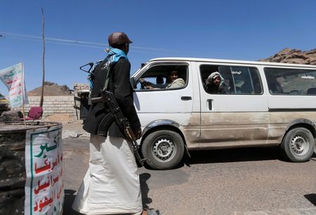 © Reuters. Shi'ite Houthi rebel mans a checkpoint in Yareem town of Yemen's central province of Ibb