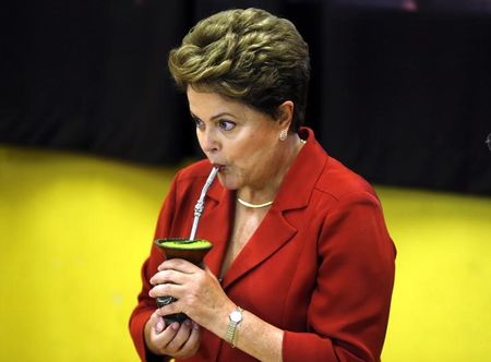 © Reuters. A presidente Dilma Rousseff bebe chimarrão ao votar em Porto Alegre