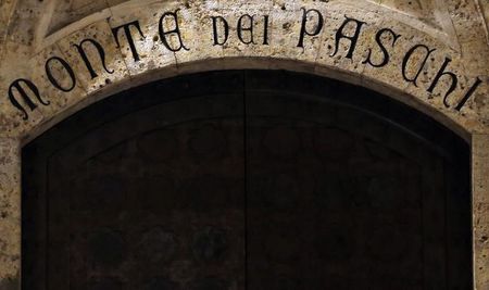 © Reuters. La sede del Monte dei Paschi a Siena