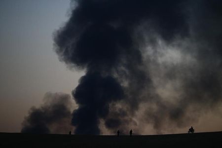 © Reuters. الأكراد السوريون يصدون هجوما للدولة الإسلامية على بوابة حدودية