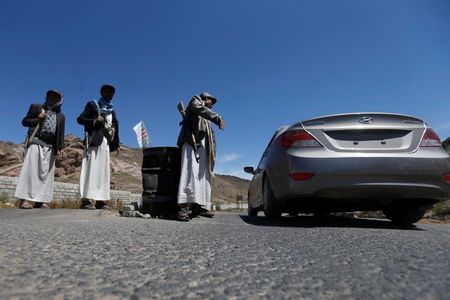 © Reuters. مقتل عشرة مدنيين مع دخول الحوثيين معقلا للقاعدة باليمن