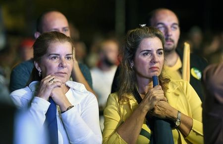 © Reuters. Eleitores de Aécio Neves (PSDB) reagem à divulgação do resultado da eleição presidencial, em Belo Horizonte 