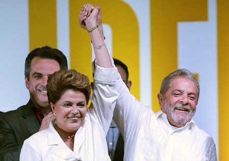 © Reuters. Presidente Dilma Rousseff e ex-presidente Lula em discurso após vitória de Dilma na eleição deste domingo