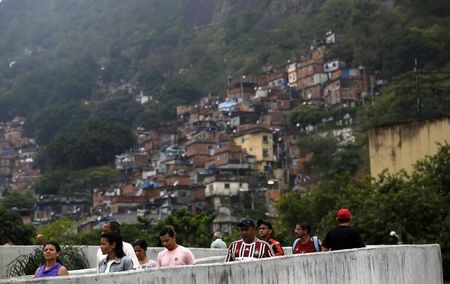 © Reuters. Moradores caminham em direção a local de votação na favela da Rocinha, no Rio de Janeiro