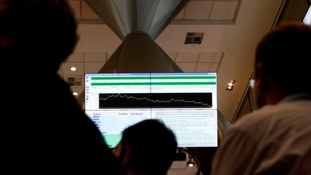 © Reuters. Visitantes observam monitores na BM&FBovespa em São Paulo