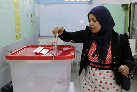 © Reuters. مصدر حزبي: نداء تونس يتقدم على منافسه الاسلامي النهضة في انتخابات برلمان تونس