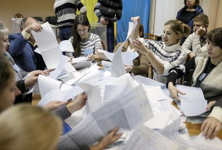 © Reuters. أحزاب موالية للغرب تضمن فوزا ضخما في انتخابات أوكرانيا