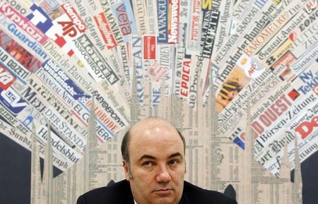 © Reuters. Monte Dei Paschi Bank CEO Fabrizio Viola attends a news conference in downtown Milan
